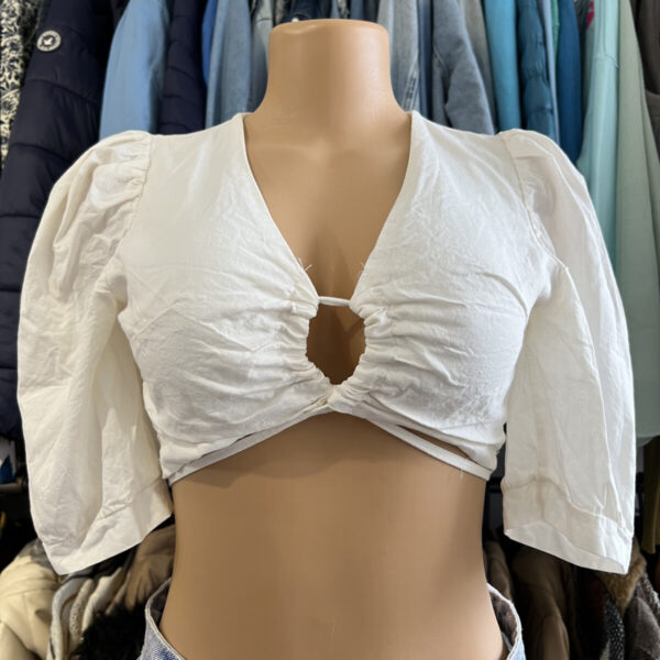 Top blanco con argolla - Image 2