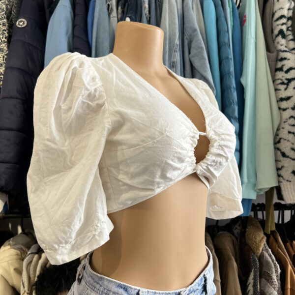 Top blanco con argolla - Image 3
