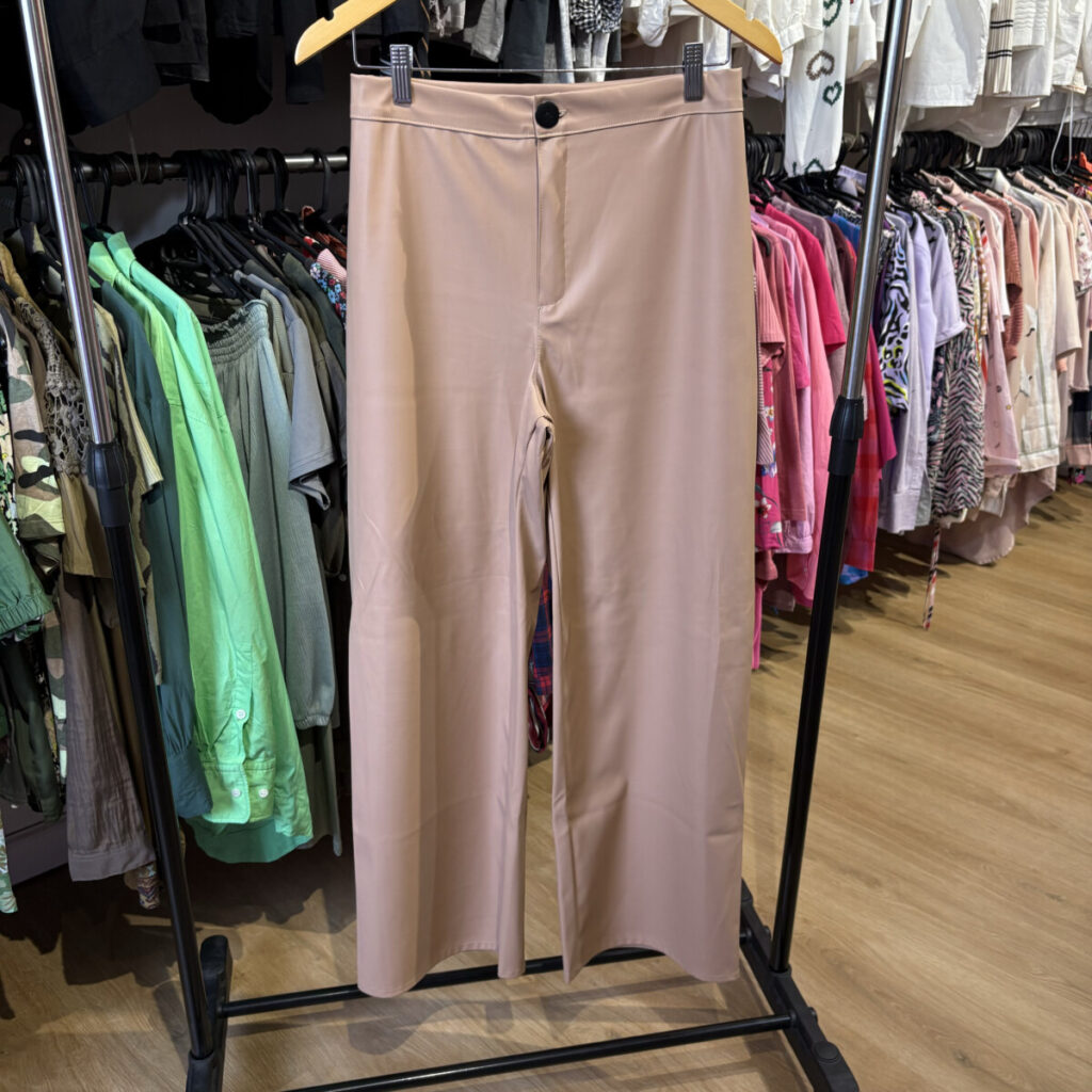 Pantalón engomado beige