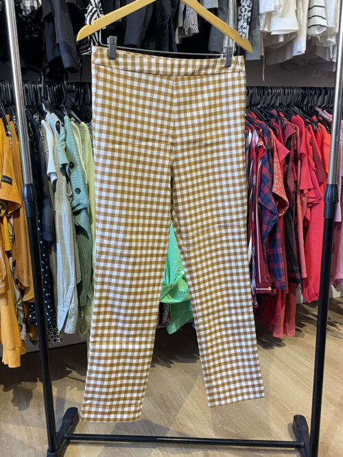 Pantalon Stradivarius camel y blanco