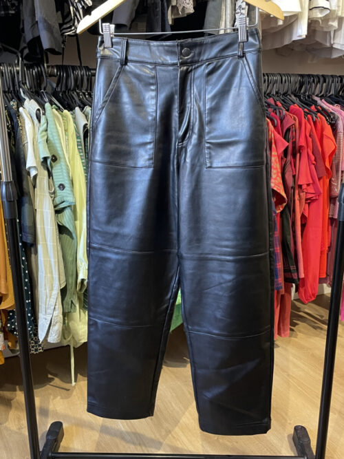 Pantalon Indian negro cuerina