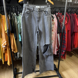 Jean Bershka gris oscuro con rotura - 34
