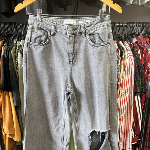 Jean Bershka gris oscuro con rotura - Image 2