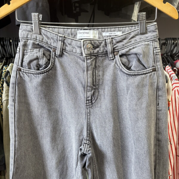 Jean Bershka gris oscuro con rotura - Image 3