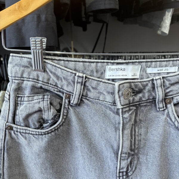 Jean Bershka gris oscuro con rotura - Image 4