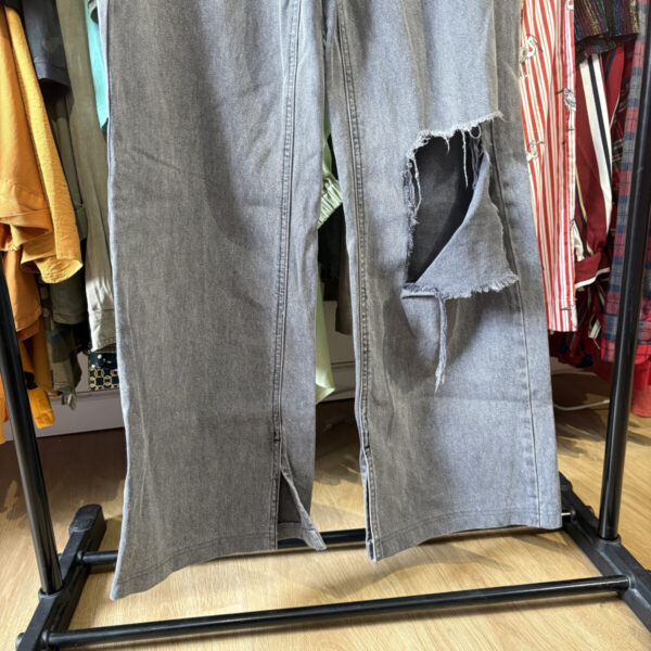 Jean Bershka gris oscuro con rotura - Image 5