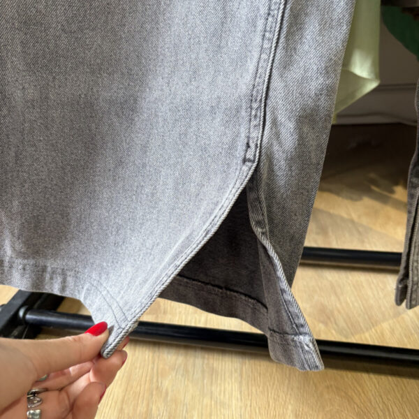 Jean Bershka gris oscuro con rotura - Image 6