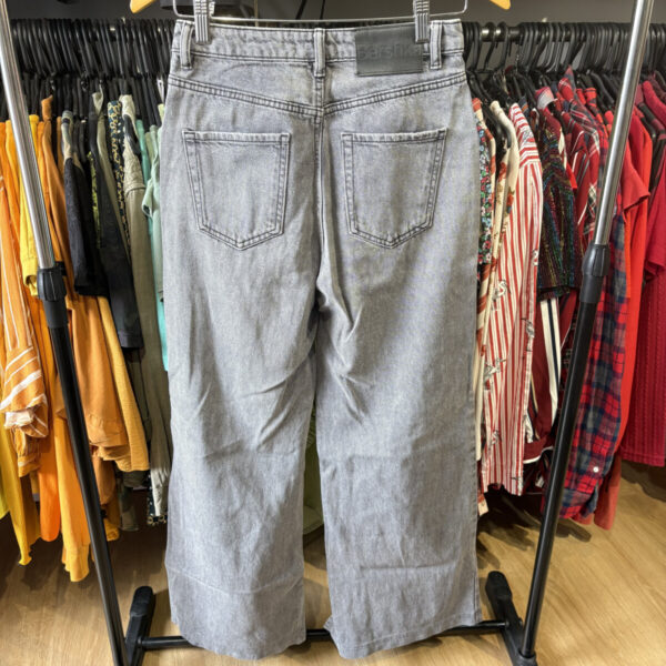 Jean Bershka gris oscuro con rotura - Image 7