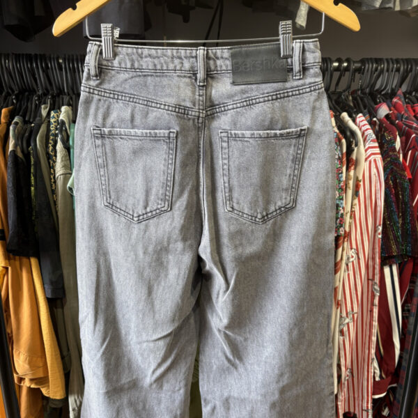 Jean Bershka gris oscuro con rotura - Image 8
