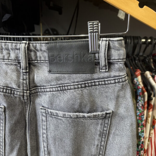 Jean Bershka gris oscuro con rotura - Image 9