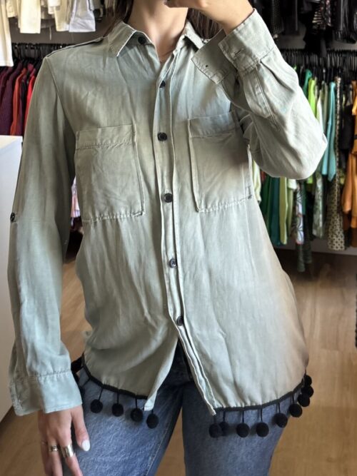 Camisa Zara verde oliva con pon pon negro