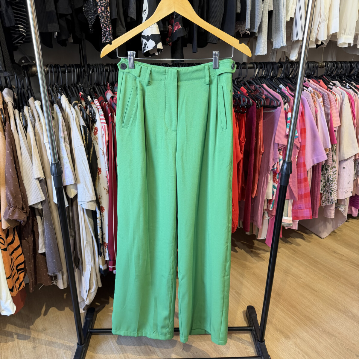 Pantalón Shein verde con etiqueta