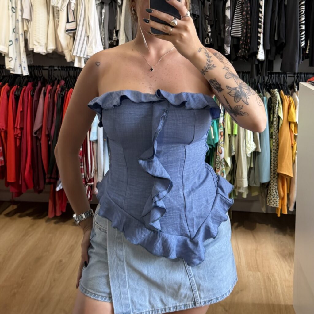 Blusa strapless Shein volados